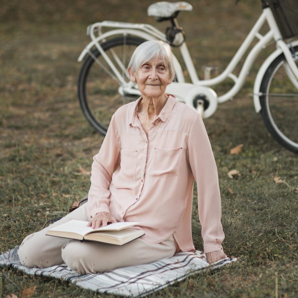 full-shot-woman-cloth-with-book
